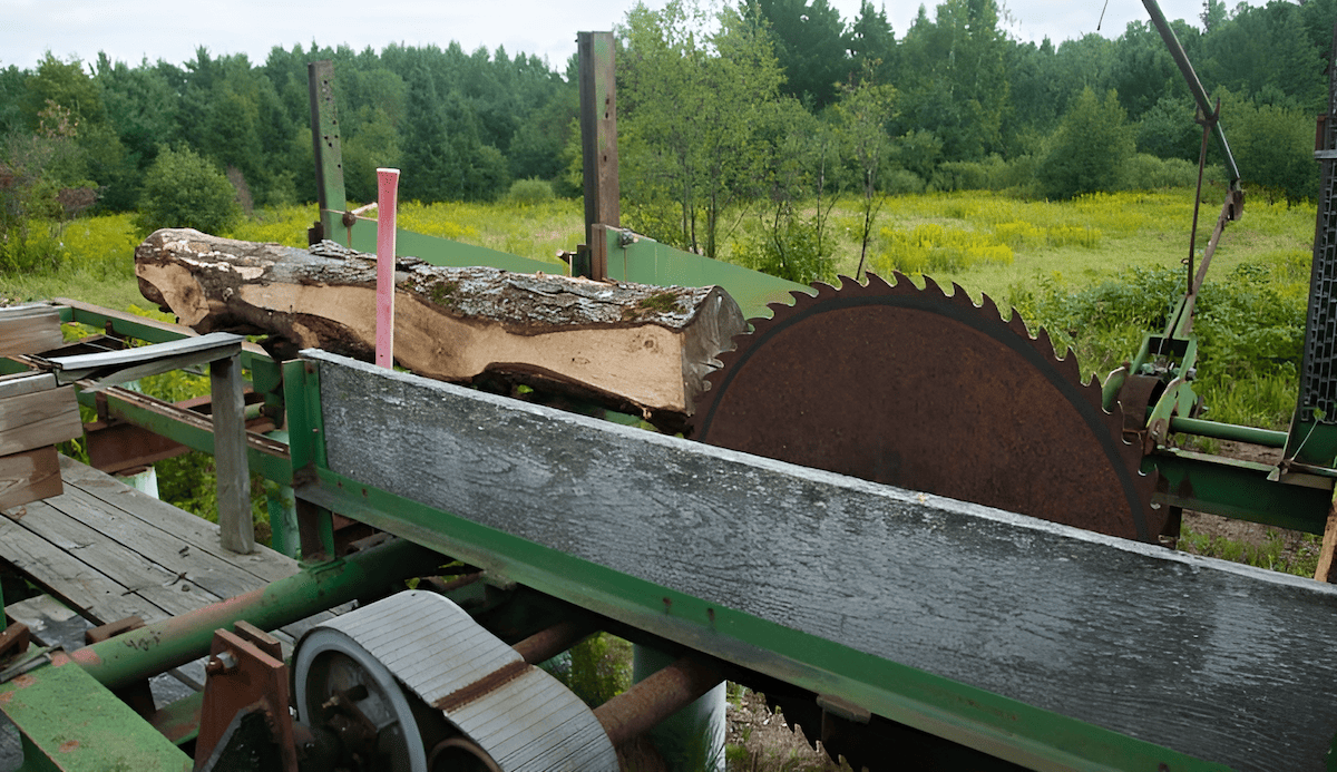 The PTO-Driven Mobile Sawmill is a remarkable innovation, merging the power and mobility of a tractor with the functionality of a stationary sawmill